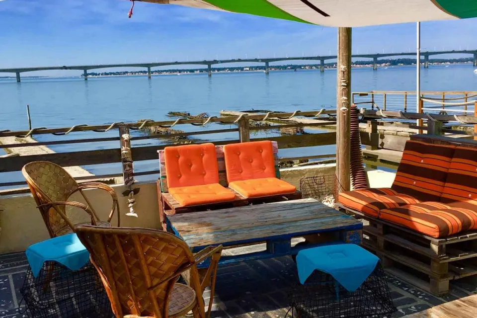 Le Mollin Oyster Bar by the Oyster of the Point
