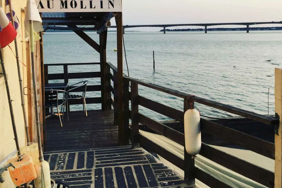 Le Mollin Oyster Bar by the Oyster of the Point