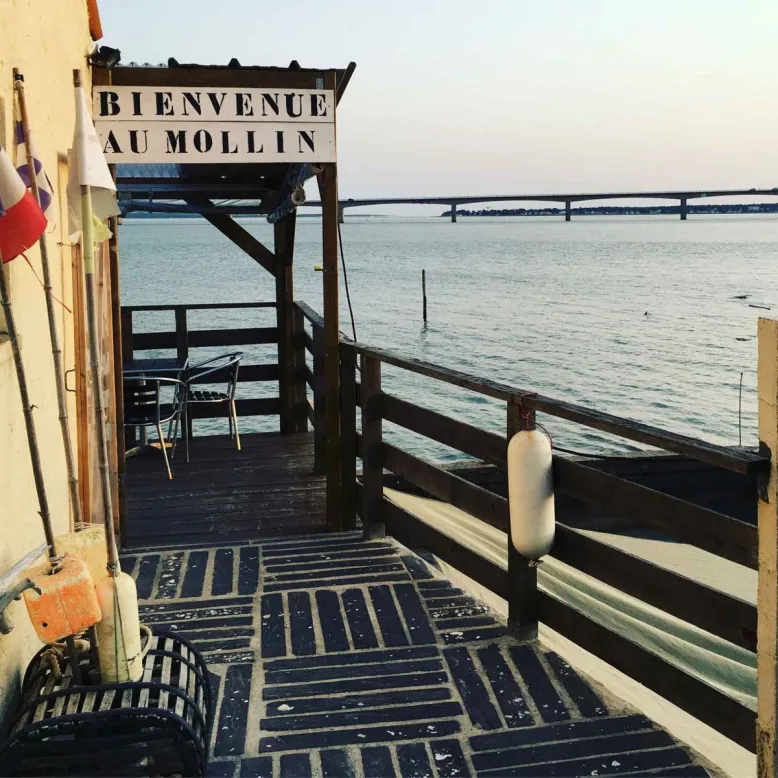 Le Mollin Oyster Bar by the Oyster of the Point