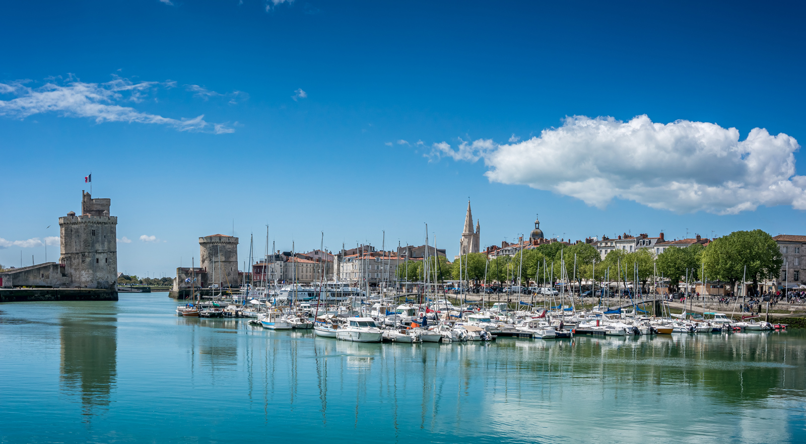 Rent a boat in La Rochelle, for cabotage along ...