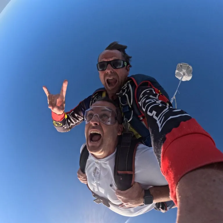 Big Air Parachuting, a sensational first fligh ...