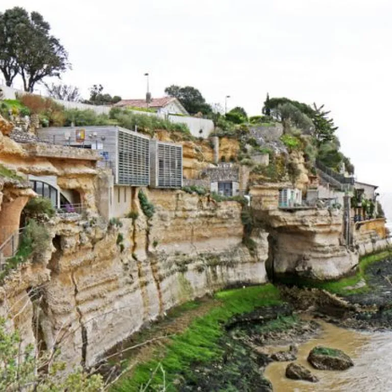 Visit a shell cave, hanging on the cliff!