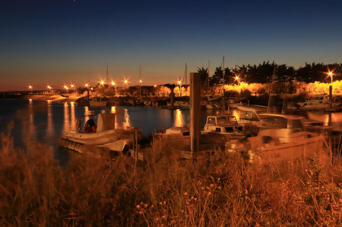 Le port à marée haute de nuit, un charme fou !