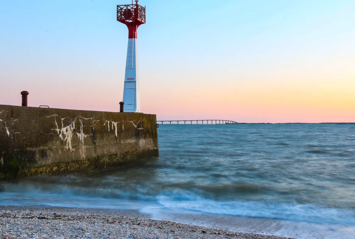 Le Phare avec vue sur le pont de l’Ile de Ré
