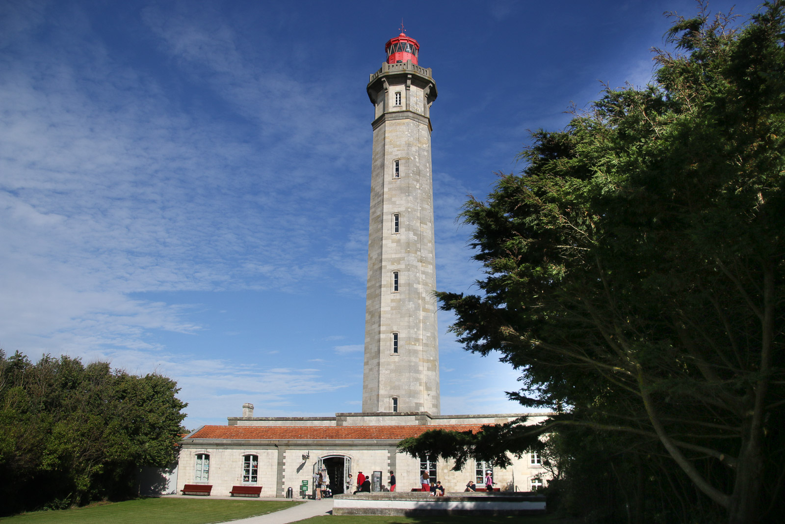 Le Phare des Baleines: guardian of the sea and guide for sailors. - Guide de  Charente Maritime