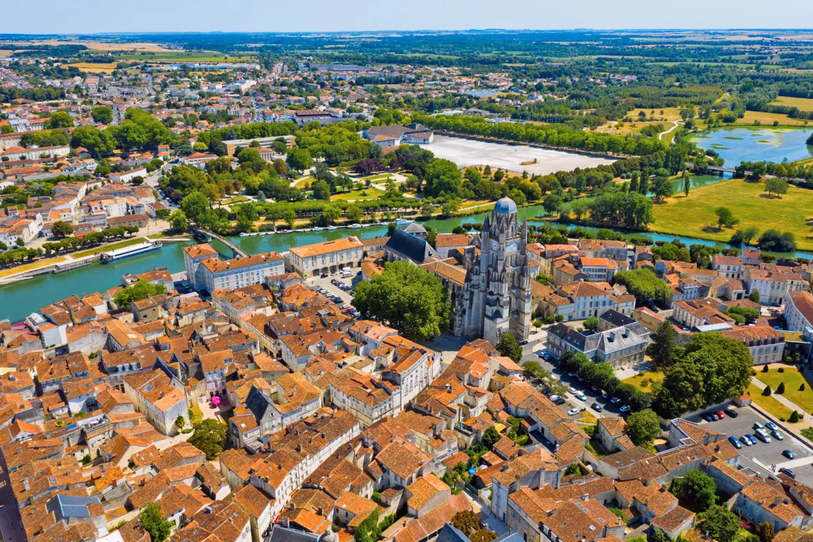 Saint-Pierre Cathedral in Saintes © Photo Jack F AdobeStock