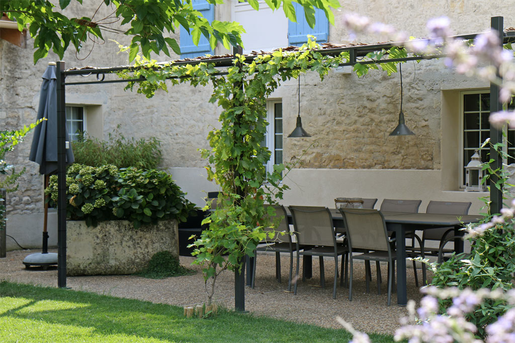 Table extérieur gîte Albizia