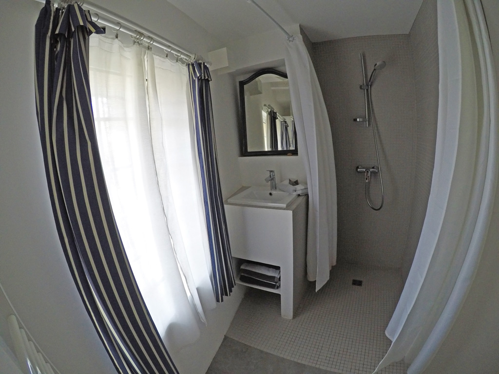 Salle de bain du gîte en tête à tête
