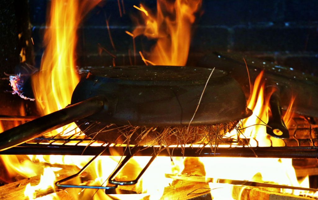 Cooking the éclade over a wood fire