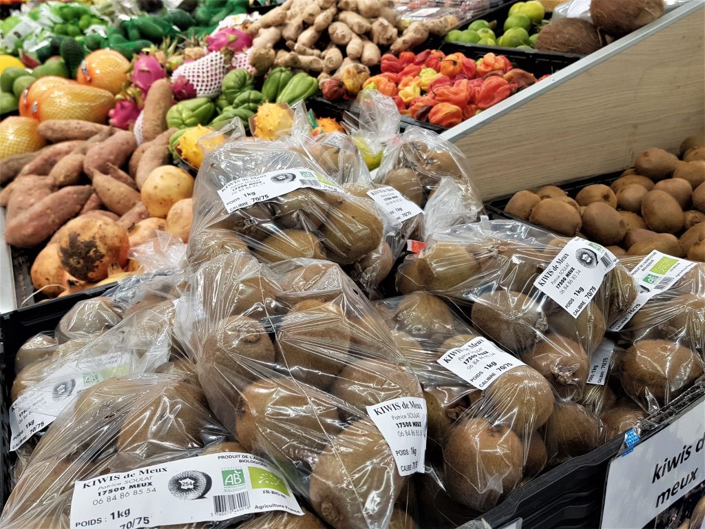 Les kiwis de Patrice en vente dans la grande surface du coin. Un engagement envers les producteurs locaux et les consommateurs.