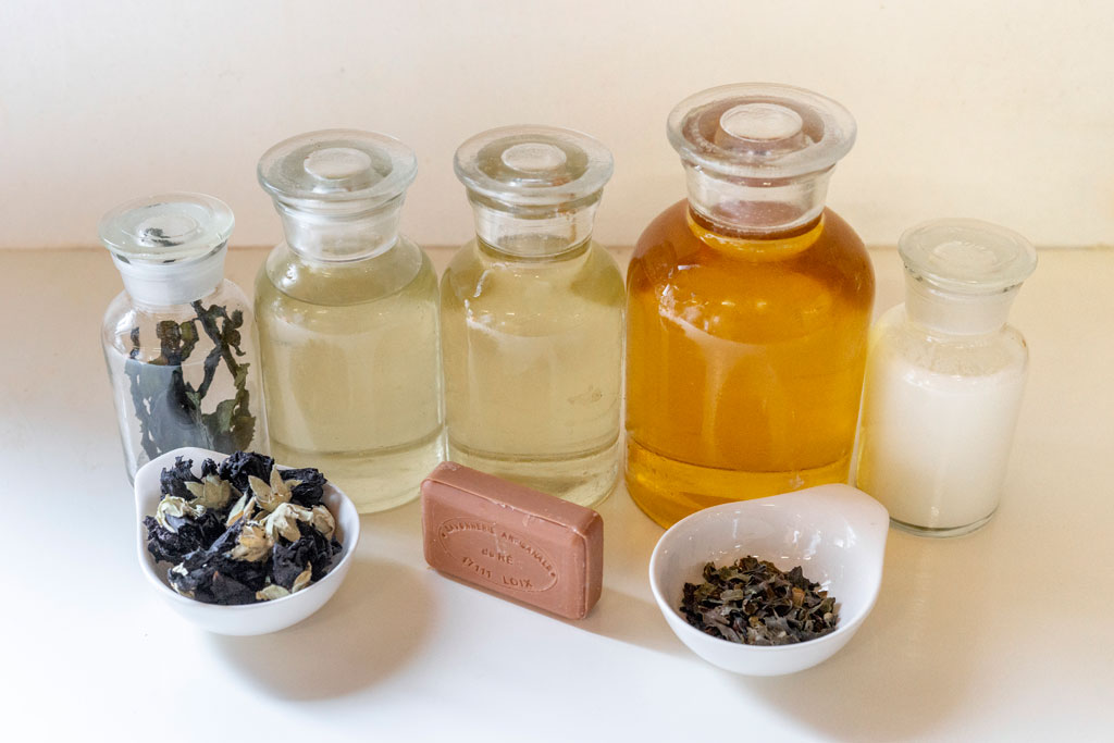 Loix and Soaps Ingredients